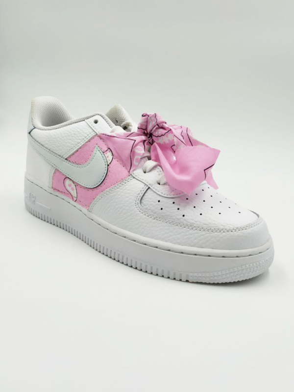 Nike Air Force 1 personalizzata con bandana rosa