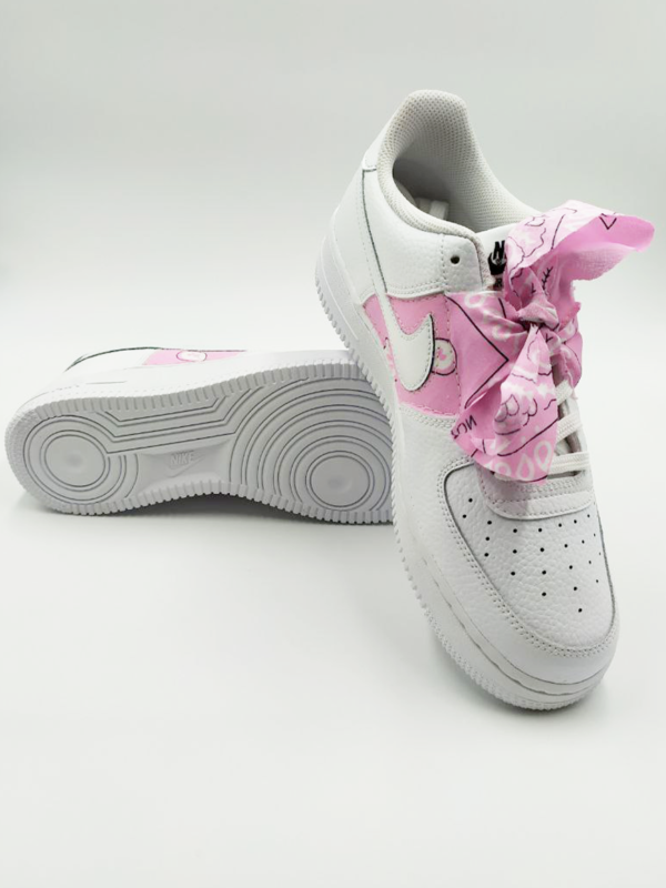 Nike Air Force 1 con bandana rosa